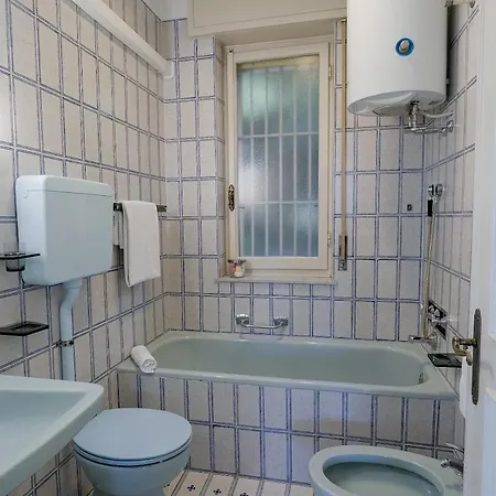 דירה Portosole Roomy Garden Flat