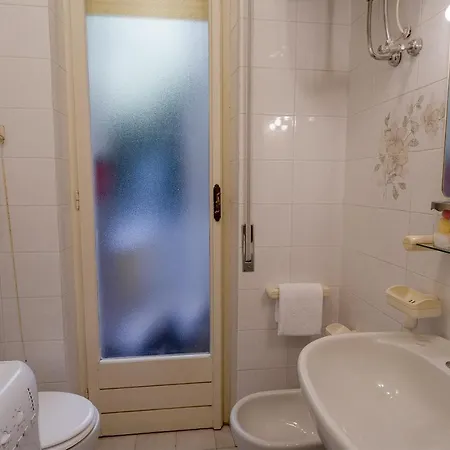 דירה Portosole Roomy Garden Flat
